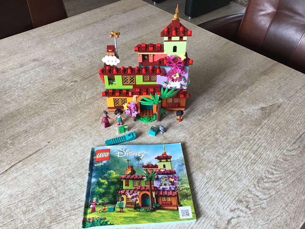 Lego disney Encanto het huis van de familie Madrigal 43202, Ophalen of Verzenden, Zo goed als nieuw
