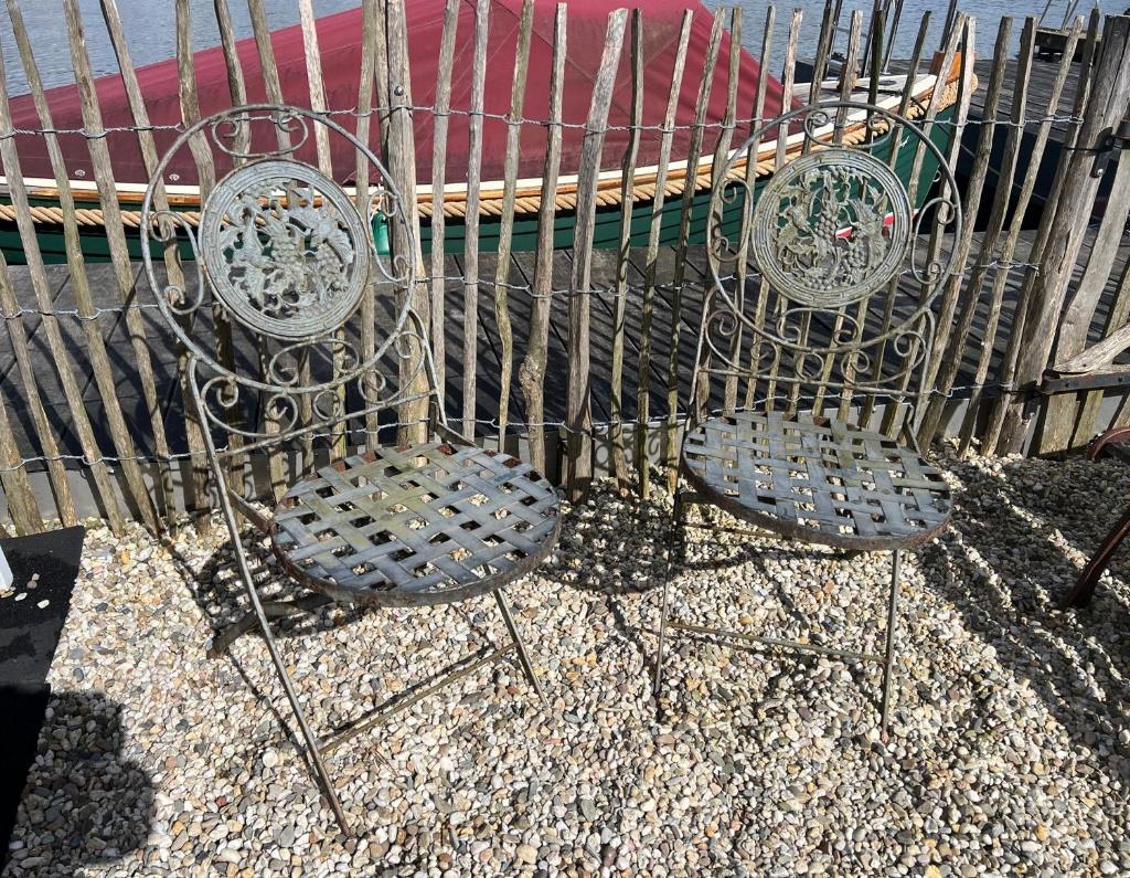 Twee antieke bistrostoeltjes. Gietijzeren tuin stoelen, Ophalen, Gebruikt, Metaal, Inklapbaar