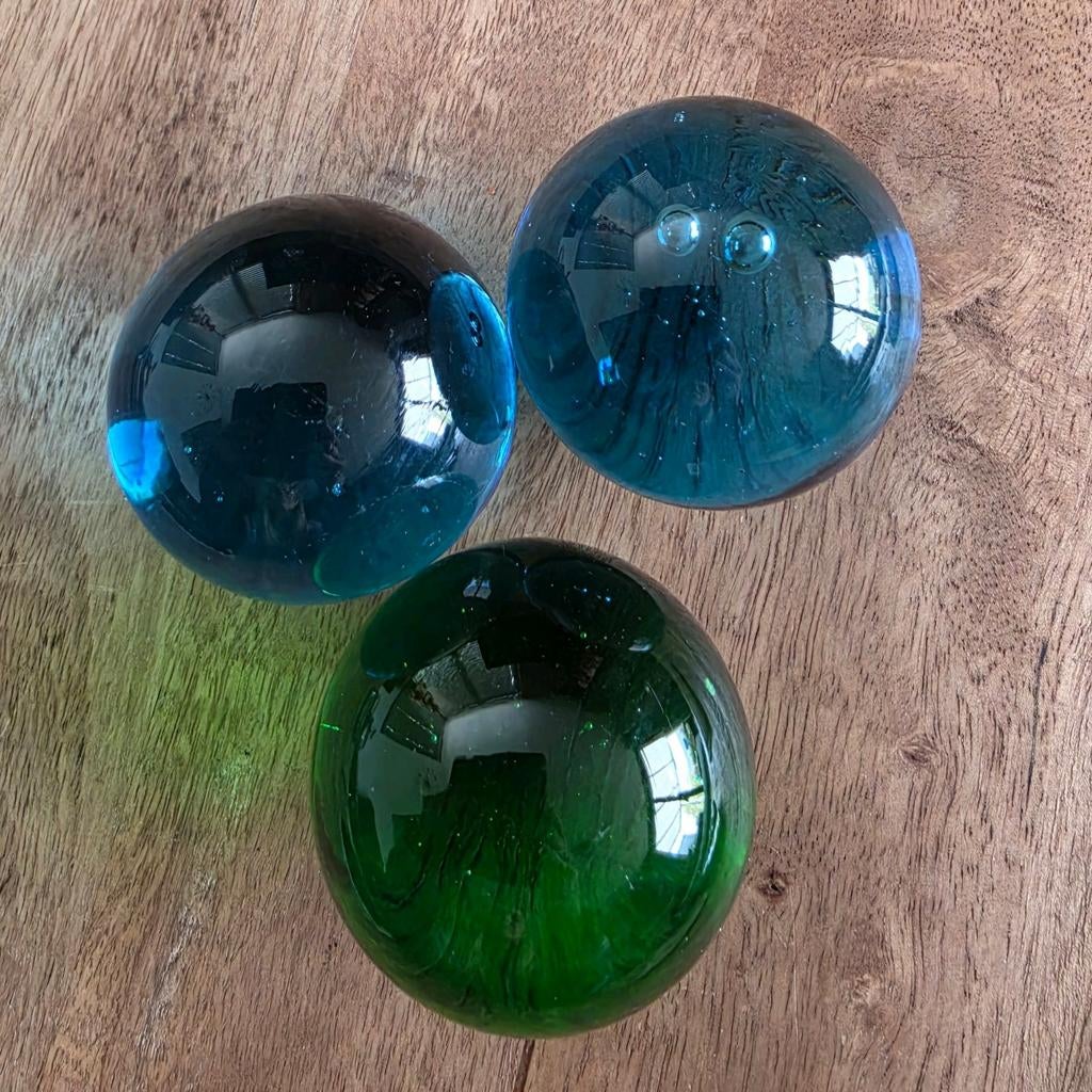 3x Vintage Murano glasbollen blauw en groen, Ophalen of Verzenden