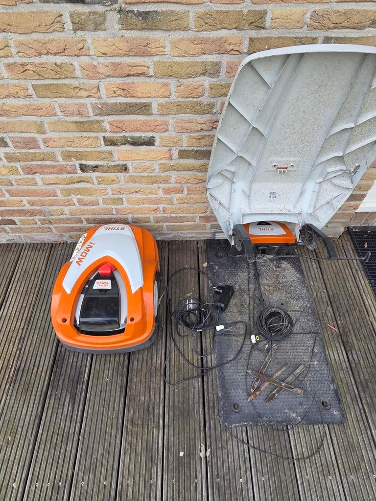 Stihl robotmaaier rmi 422, Tuin en Terras, Robotmaaiers, Gebruikt, 20 tot 25 cm, Met regensensor, Ophalen
