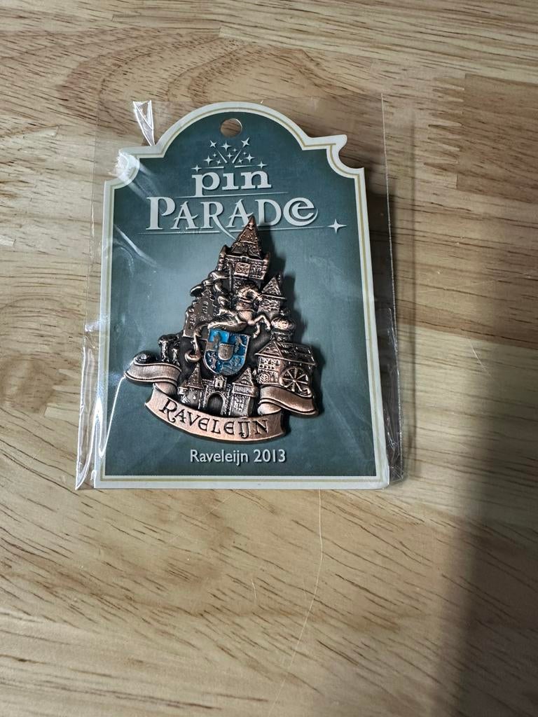 Efteling pin raveleijn 2013, Verzamelen, Efteling, Ophalen of Verzenden, Zo goed als nieuw, Button of Speldje