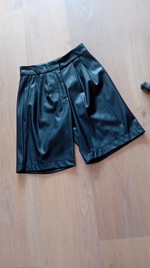 Bermuda/ Broek rokje nep leer nieuw maat S, Kleding | Dames, Broeken en Pantalons, Kort, Zwart, Nieuw, Ophalen of Verzenden
