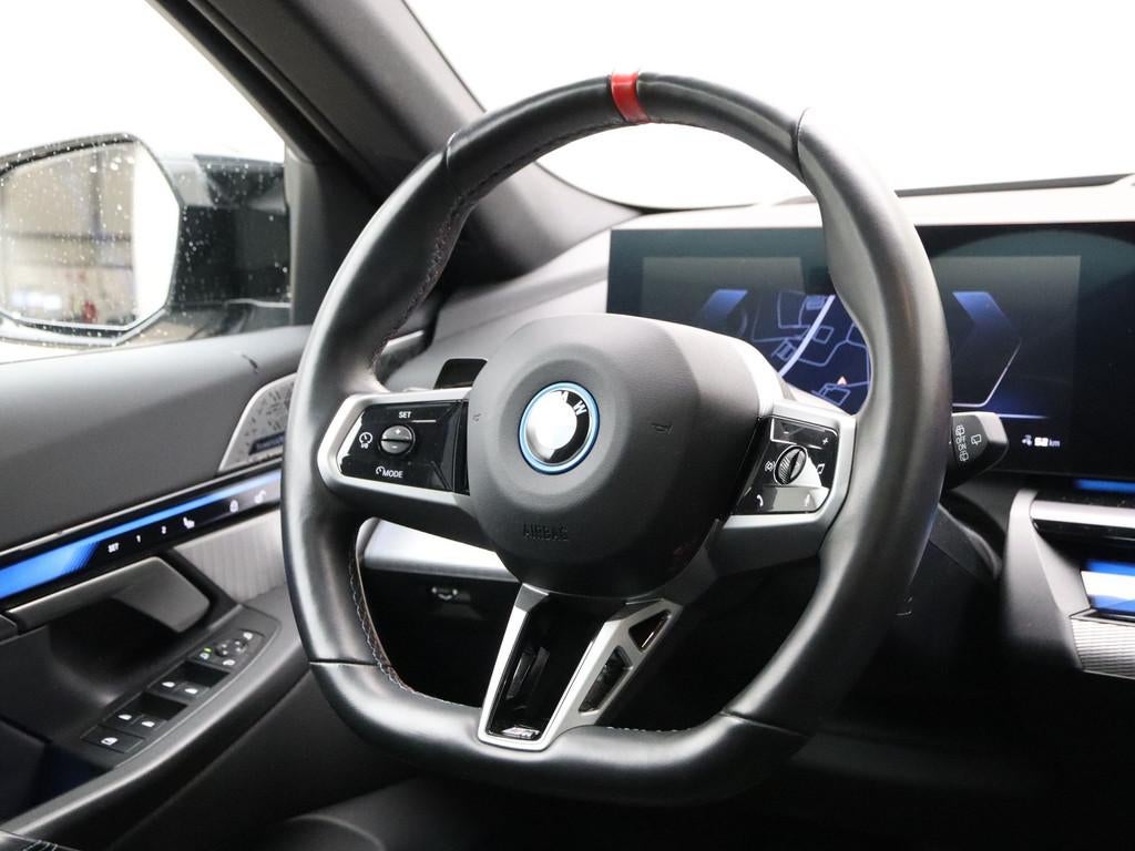 BMW i5 M60 Individual Frozen Pure Grey metallic (bj 2024), Auto's, Automaat, Gebruikt, Zwart, Alcantara