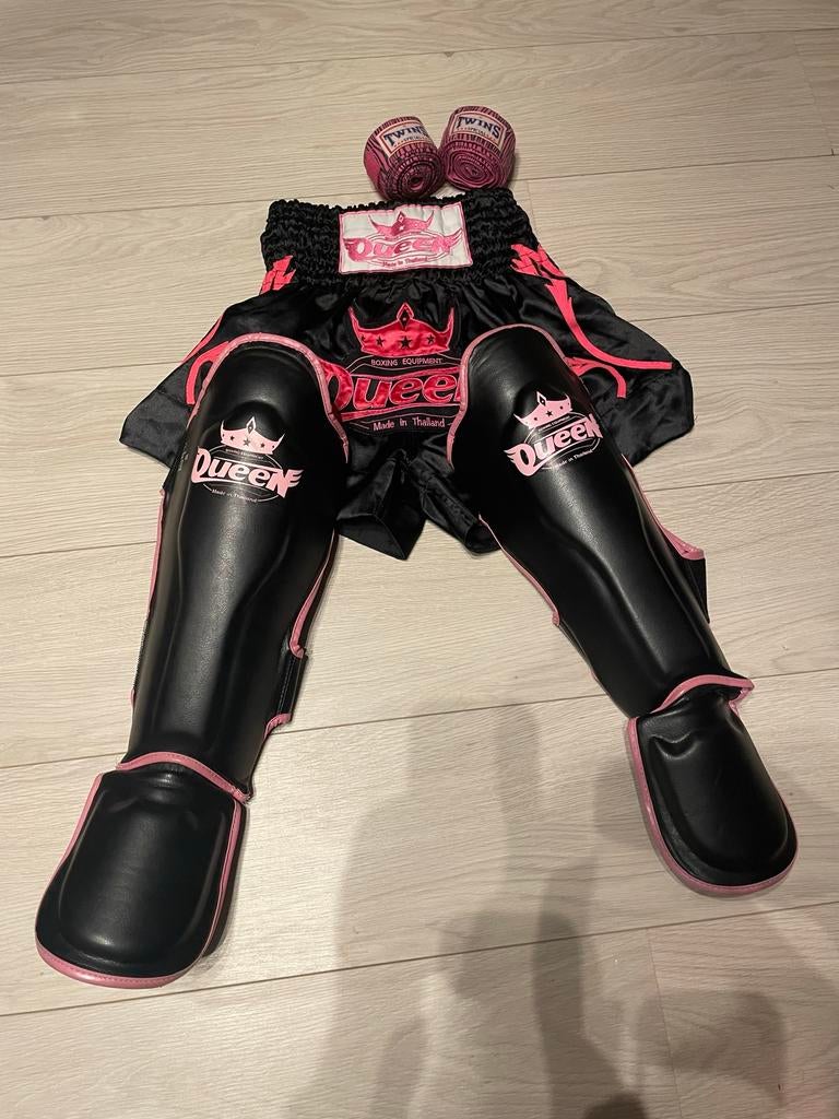 Muay Thai / Kickboks set (Queen shorts, scheenbeschermers, T, Maat S, Ophalen of Verzenden, Zo goed als nieuw, Overige