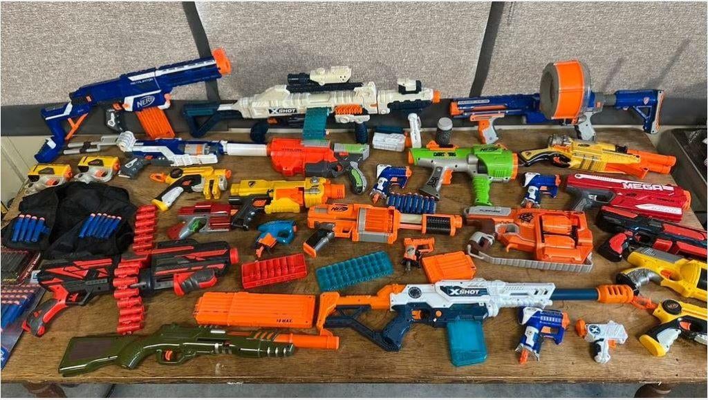 Partij NERF geweren NERF gun   16 grote en 11 kleinere, Ophalen, Zo goed als nieuw