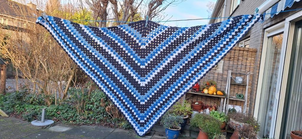 Blauwe gehaakte omslagdoek., Ophalen of Verzenden, Nieuw, Maat 46/48 (XL) of groter, Blauw