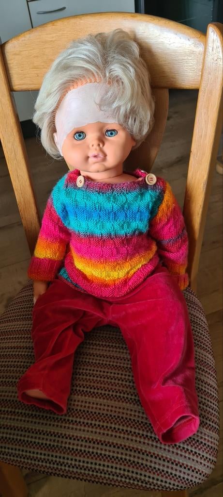 Vintage babypop met gebreide trui en fluwelen broek, Ophalen, Gebruikt, Babypop