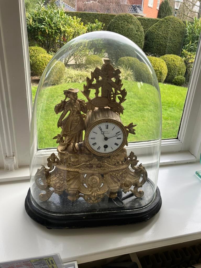 Antieke vergulde pendule onder een stolp, Ophalen