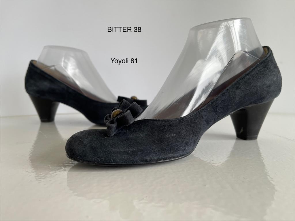 81) Bitter 38 pump donkerblauw suede leer, Kleding | Dames, Schoenen, Pumps, Blauw, Ophalen of Verzenden, Zo goed als nieuw
