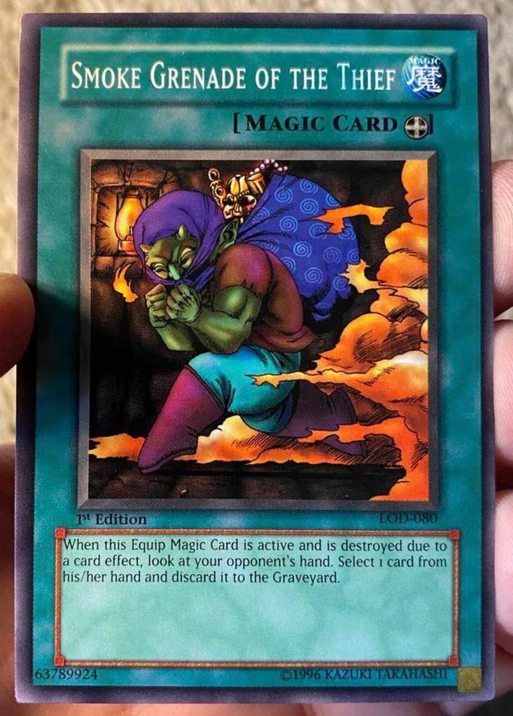 Yu-Gi-Oh! Smoke Grenade of the Thief LOD 1st Misprint !, Ophalen of Verzenden, Gebruikt, Losse kaart