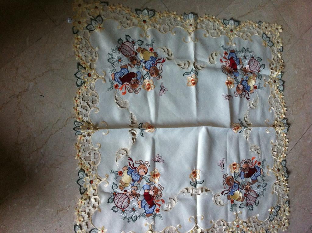 Tafelkleedje voor pasen 85x85 cm roomwit, Ophalen of Verzenden, Zo goed als nieuw, Vierkant, Binnen