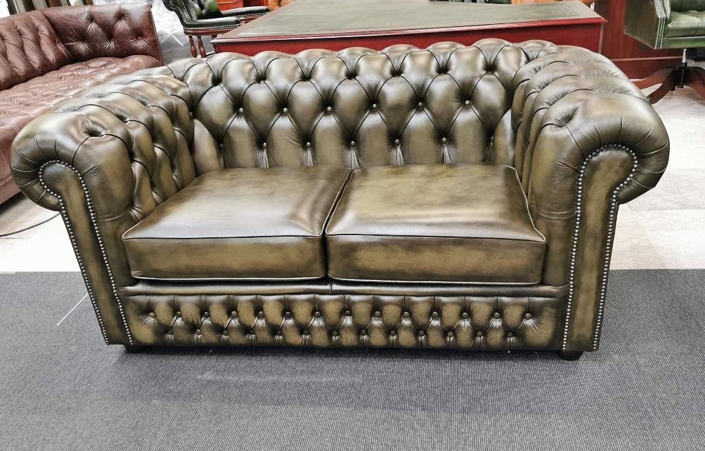 Nieuwe Chesterfield bank antiek olijf groen GRATIS BEZORGING, Huis en Inrichting, Banken | Bankstellen, Nieuw, Rechte bank, Driepersoons