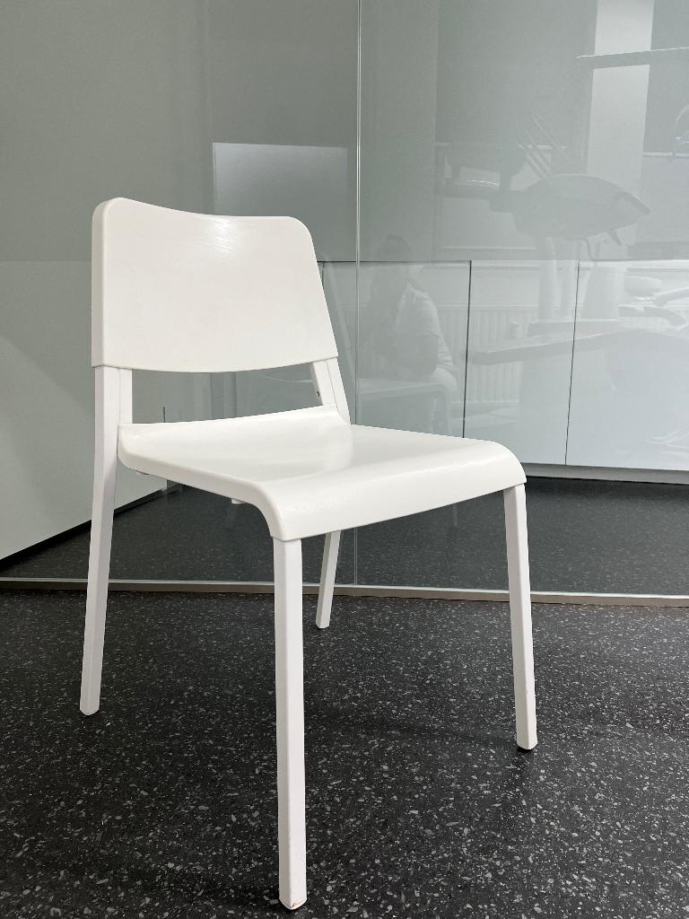 Witte Ikea Stoel - Theodores, Huis en Inrichting, Stoelen, Ophalen, Wit, Zo goed als nieuw, Eén
