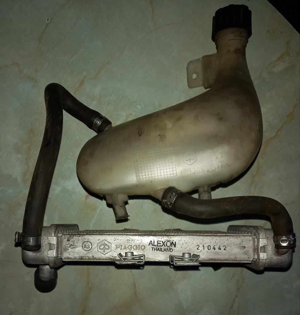 Radiator met Koelvloeistof Reservoir Piaggio NRG, Fietsen en Brommers, Brommeronderdelen | Algemeen, Gebruikt, Ophalen of Verzenden