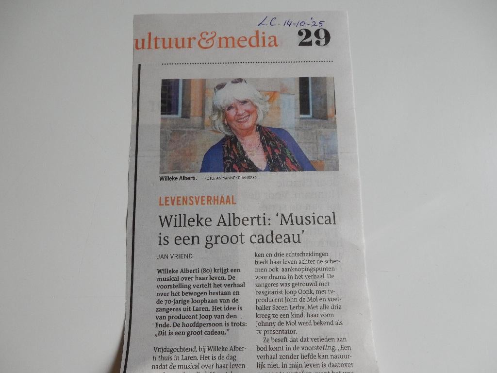 Willeke Alberti krantenartikel Leeuw. Courant musical., Verzamelen, Ophalen of Verzenden, 1980 tot heden, Nederland, Knipsel(s)