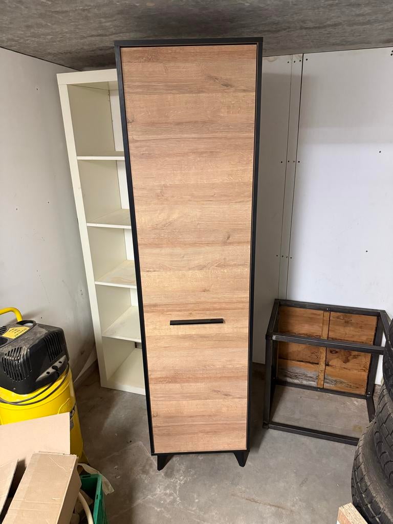 Lange, smalle kast - 1 jaar oud, Ophalen, Minder dan 50 cm, Zo goed als nieuw, 150 tot 200 cm