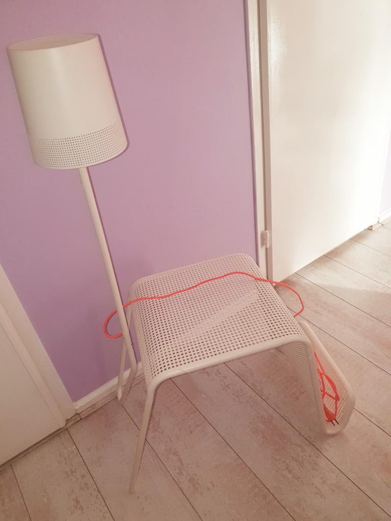 Nachtkastje of bijzettafel lamp en lectuurbak ikea design, Ophalen, Zo goed als nieuw, Metaal of Aluminium, Minder dan 45 cm