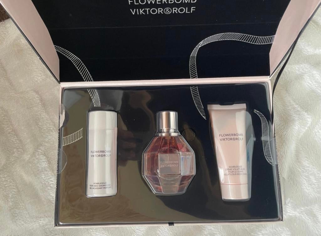 Victor & Rolf flowerbomb 50ml edp, shower gel en body Cream, Ophalen of Verzenden, Nieuw