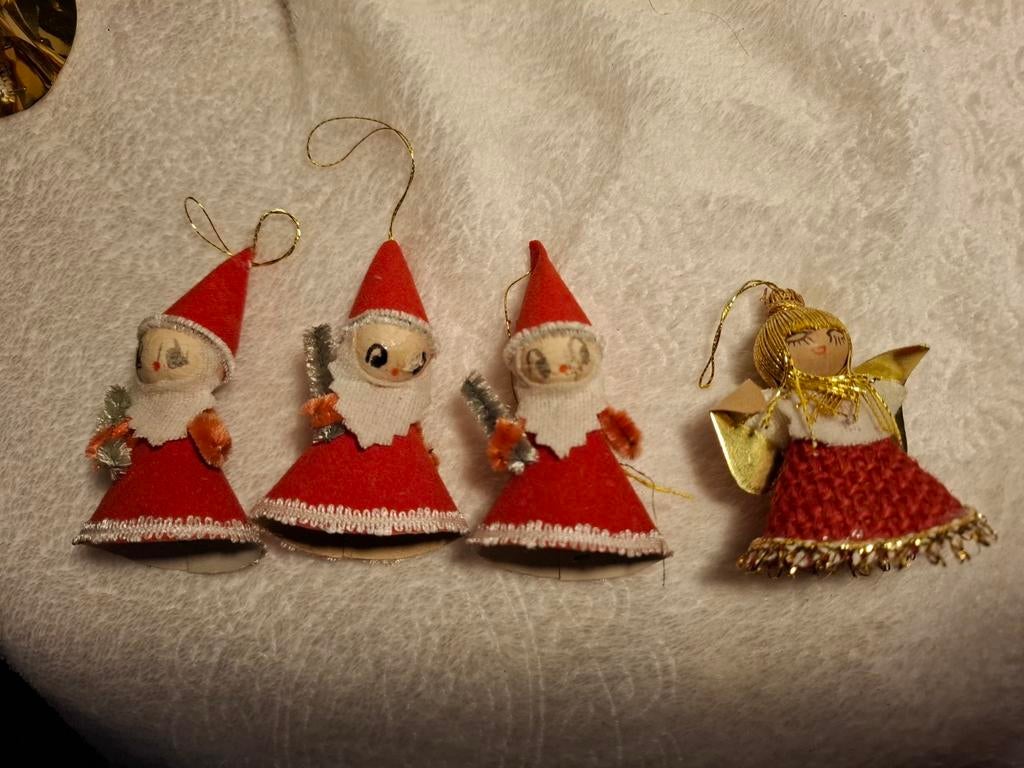 3 oude kerstmannen en een vrouwen figuur, Diversen, Kerst, Ophalen of Verzenden, Zo goed als nieuw