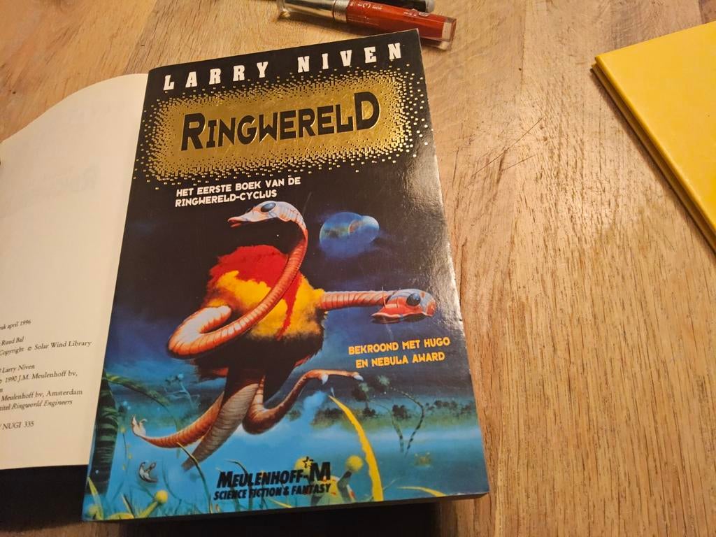Ringwereld eerste boek -Larry Niven - Science Fiction, Boeken, Science fiction, Zo goed als nieuw, Ophalen of Verzenden