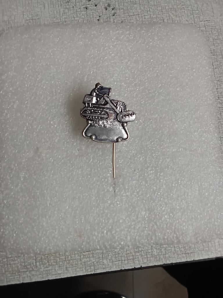 Speldje met een open buldozer en rupsbanden., Verzamelen, Ophalen of Verzenden