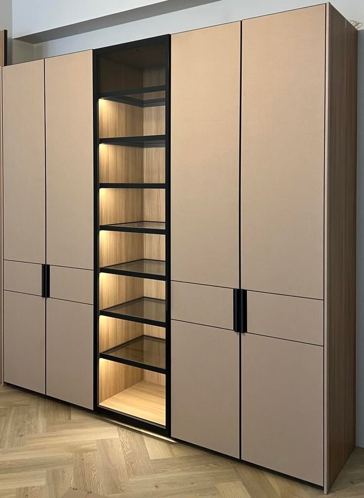 Poliform Senzafine (z.g.a.n. september 2024), Ophalen, 50 tot 75 cm, Glas, 200 cm of meer