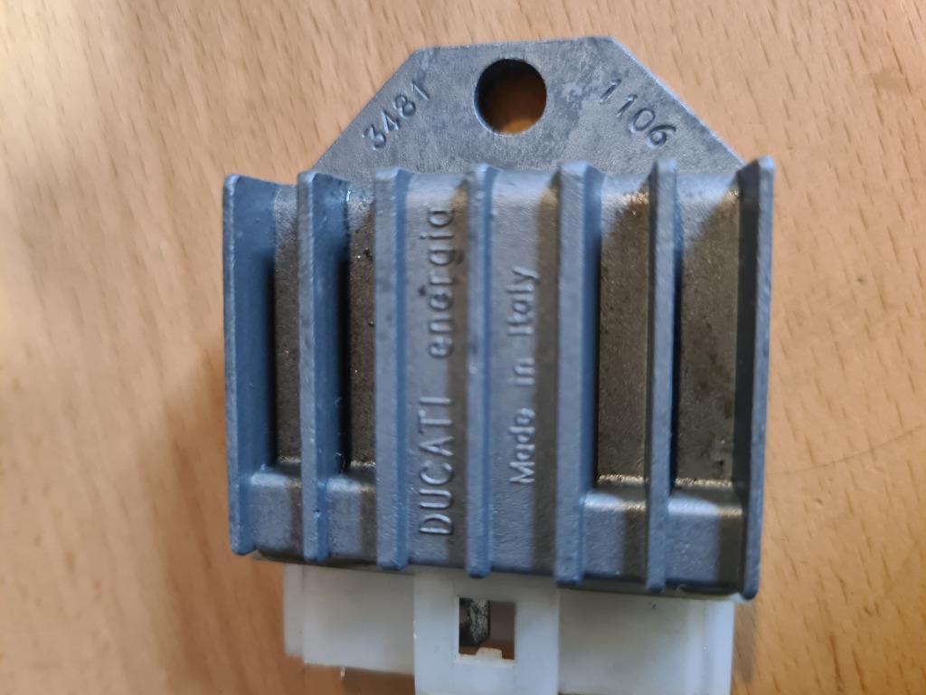 Spanningsregelaar Ducati Energia Origineel  Minarelli 4pins, Ophalen of Verzenden, Zo goed als nieuw, Blok, Aprilia