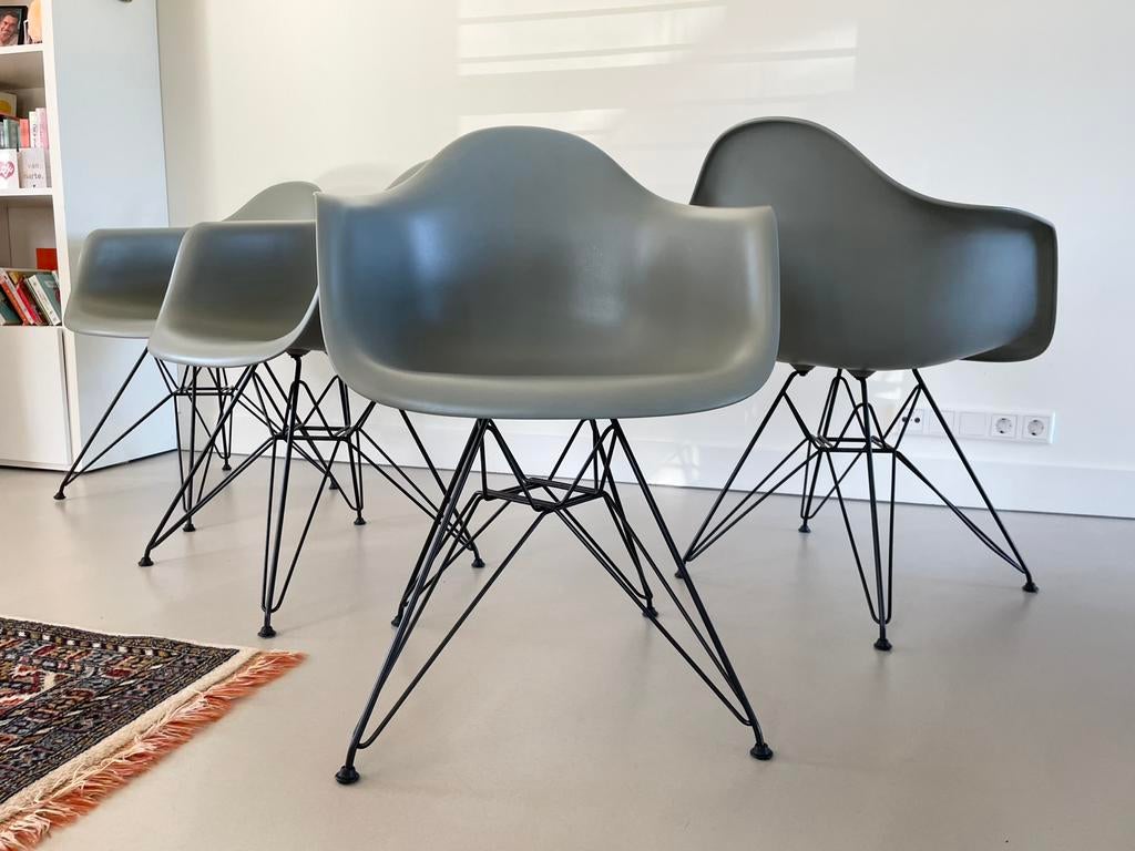 Vitra Eames kuipstoelen moss grijs dar, Huis en Inrichting, Stoelen, Vitra, Ophalen of Verzenden, Zo goed als nieuw, Grijs