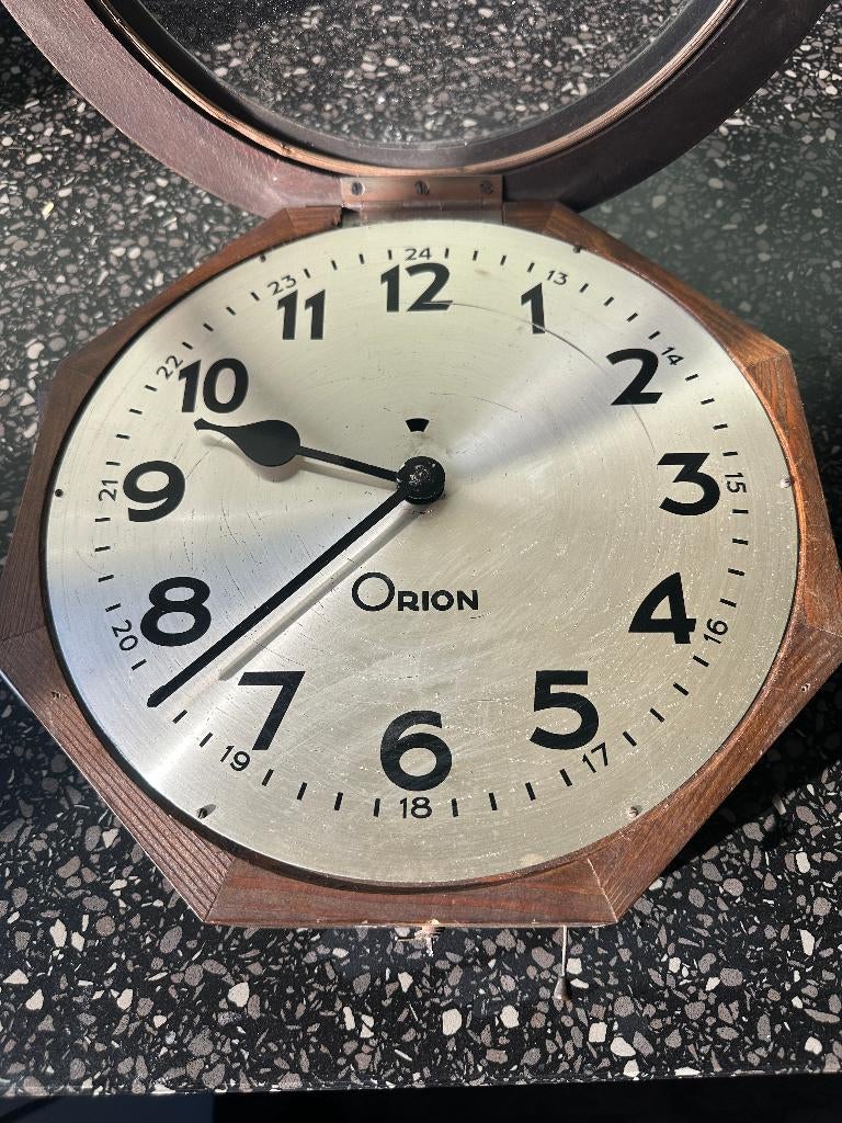 Orion klok. Stokoud met origineel 220 V. werkend uurwerk., Ophalen of Verzenden, Gebruikt, Gebruiksvoorwerp