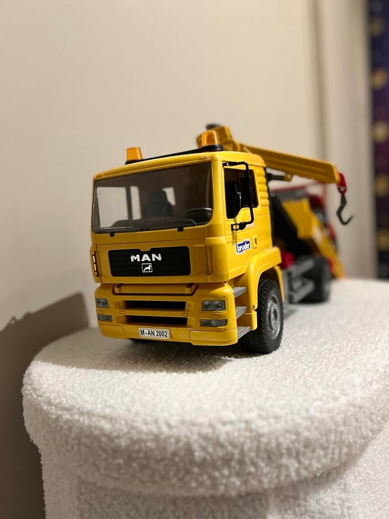 BRUDER MAN TGA AFSLEEP VRACHWAGEN MET JEEP (SCHAAL 1:16), Ophalen, Zo goed als nieuw