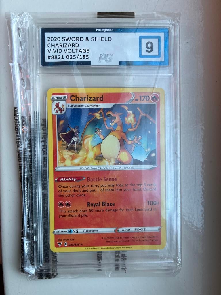 Charizard VIVID VOLTAGE 025/185 Pokegrade 9, Ophalen of Verzenden, Zo goed als nieuw, Losse kaart
