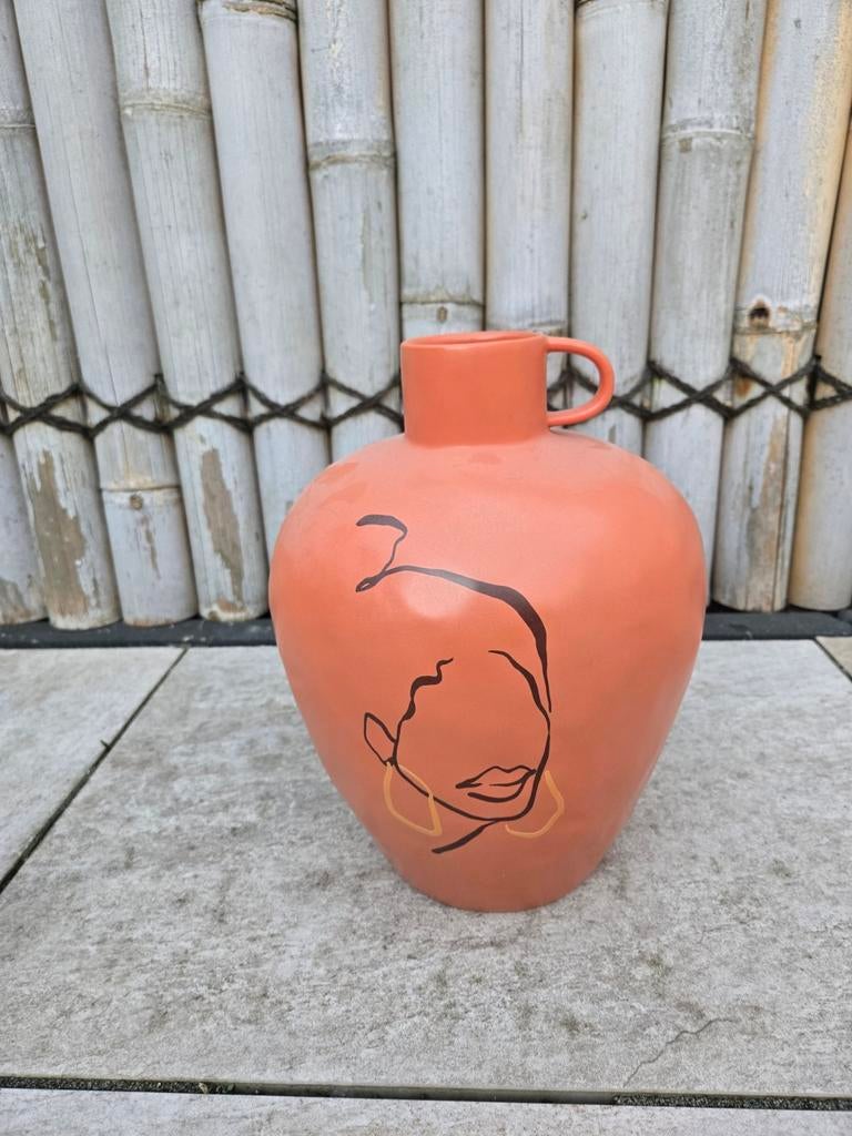 Unieke oranje vaas met abstract gezicht, 50 tot 75 cm, Aardewerk of Porselein, Oranje, Ophalen of Verzenden