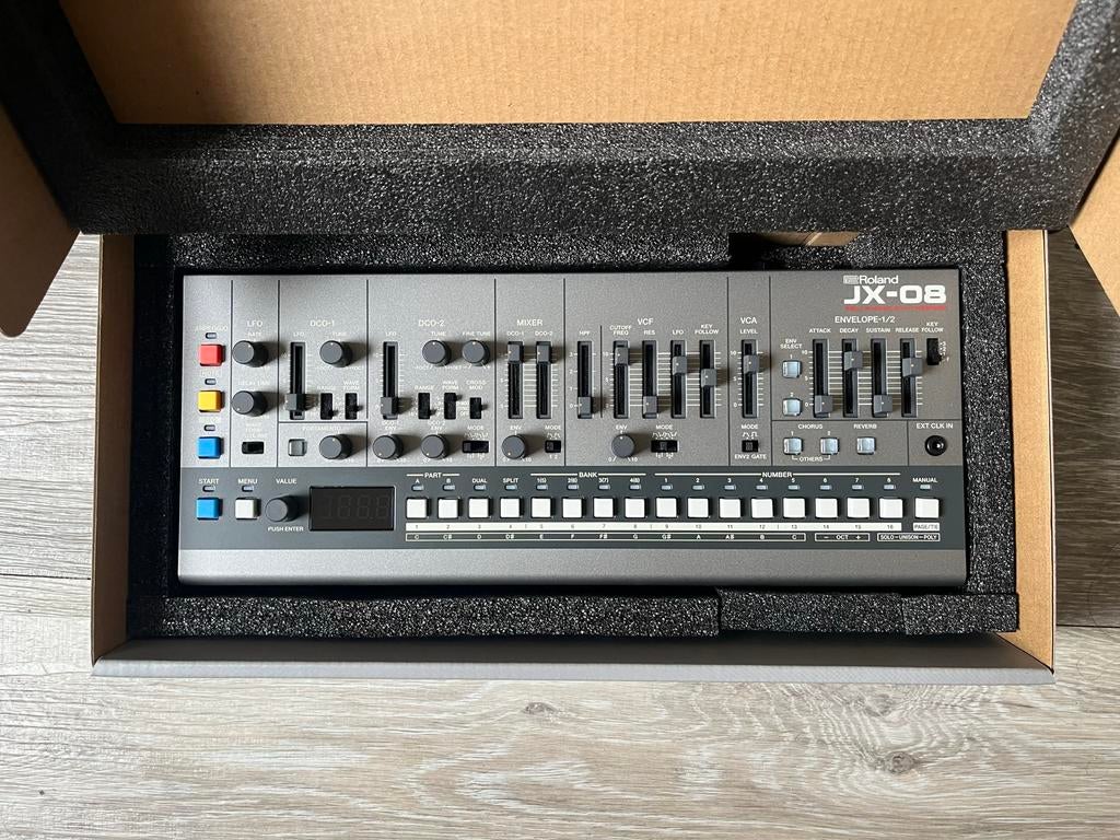 Roland Boutique JX-08 Synthesizer, Muziek en Instrumenten, Synthesizers, Met koffer of flightcase, Roland, Zo goed als nieuw, Overige aantallen
