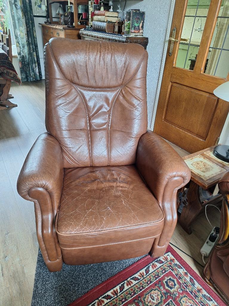 GRATIS GRATIS  Staopstoel en drie zit bank bruin leer GRATIS, Huis en Inrichting, Ophalen, Gebruikt, Bruin, Leer
