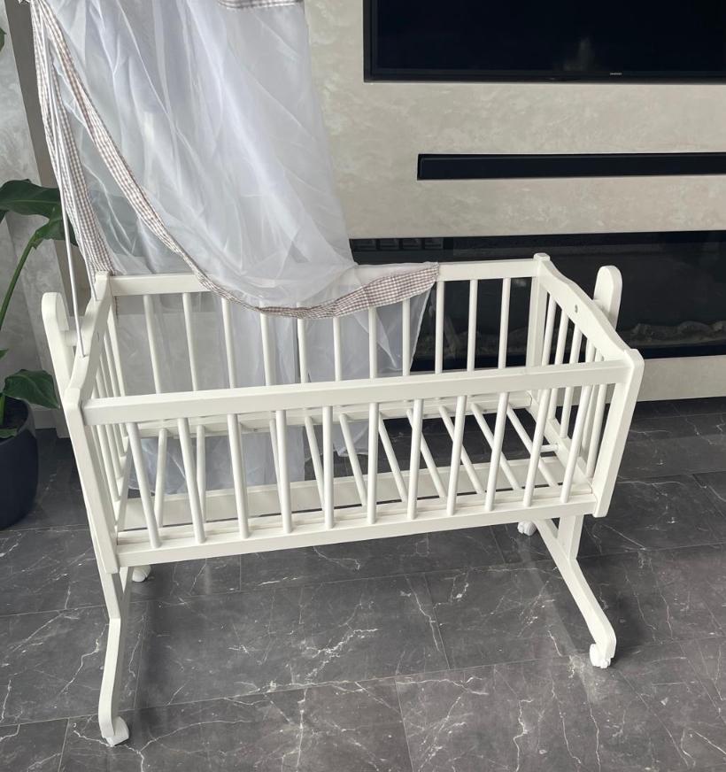 Wit babybedje met wieltjes en klamboe, Kinderen en Baby's, Babywiegjes en Ledikanten, Ophalen, Gebruikt, Wieg