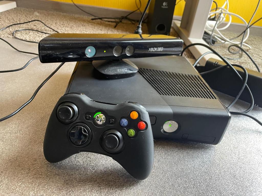 Als nieuw Xbox 360 Kinect met games, Spelcomputers en Games, Spelcomputers | Xbox 360, 360 S, 4 GB, Ophalen of Verzenden, Zo goed als nieuw