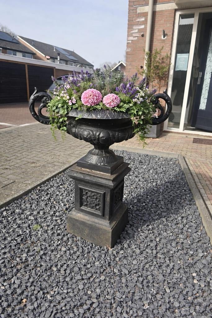 Franse Gietijzeren tuinvaas op sokkel, Tuin en Terras, Tuinvazen, Ophalen, Gebruikt
