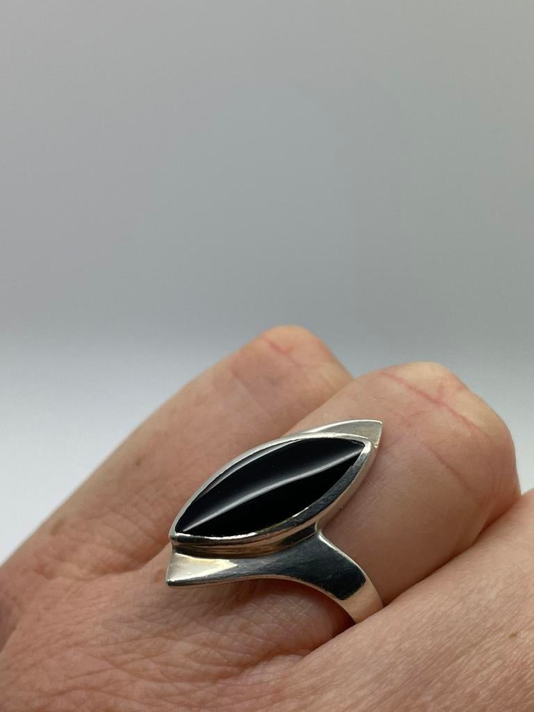 D428 Prachtige zilveren onyx ring maat 18, 18 tot 19, Ophalen of Verzenden, X, Dame