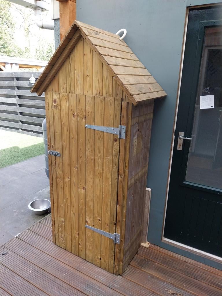Houten tuinkastje met schuine kap, Ophalen