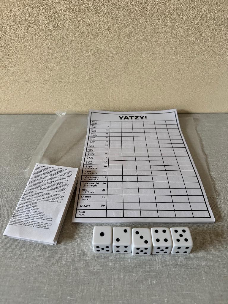 UNIEKE yahtzee op A4 papier met grote dobbelstenen 2,5 CM, Vijf spelers of meer, Ophalen of Verzenden, Nieuw