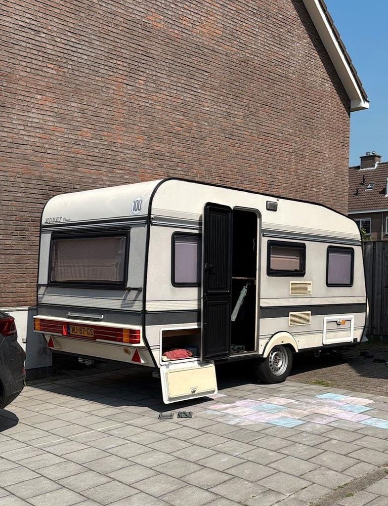 Hobby 430 caravan | instapklaar | Isabella voortent +uitbouw, Caravans en Kamperen, Caravans, Hobby, Koelkast, Treinzit, 750 - 1000 kg
