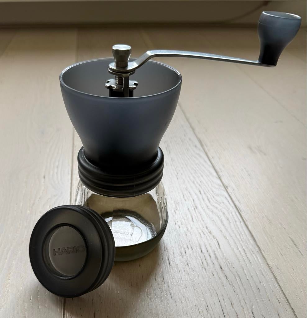Hario koffiemolen / hand grinder, Witgoed en Apparatuur, Koffiemachine-accessoires, Ophalen of Verzenden, Gebruikt