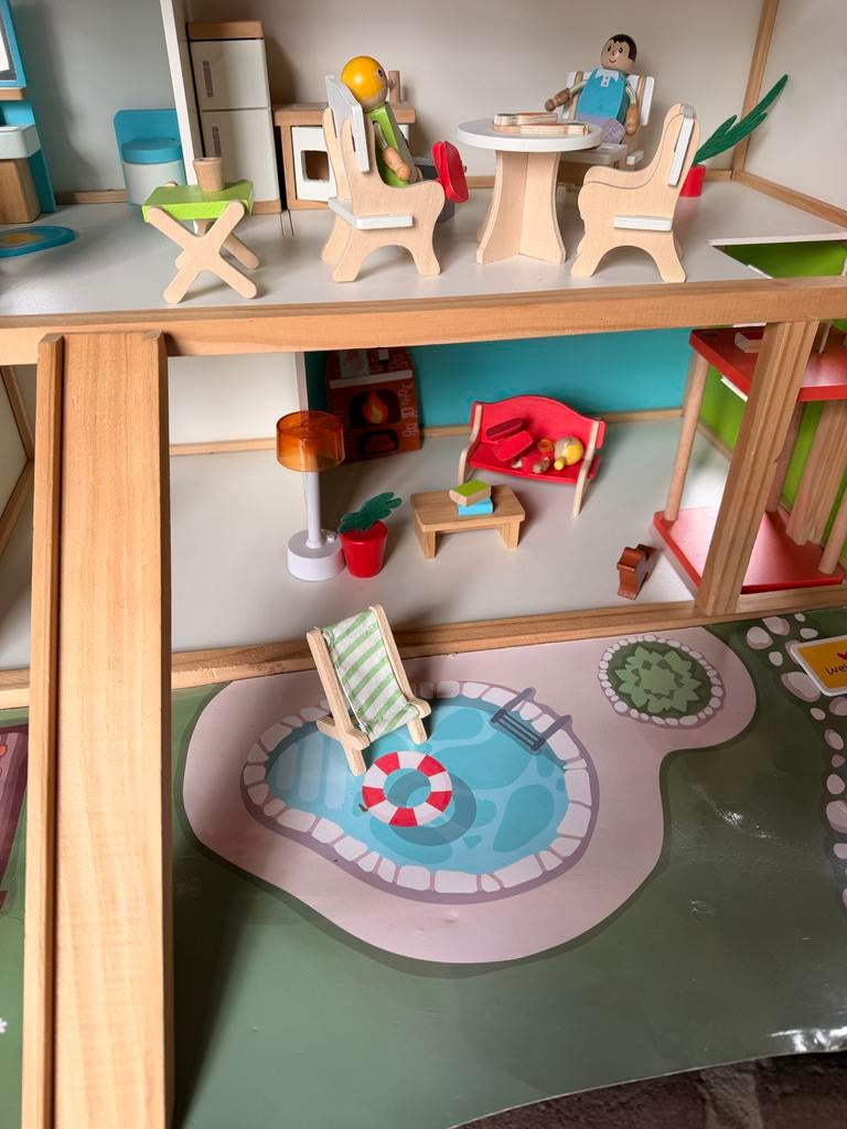 Houten poppenhuis met meubels en poppetjes, Ophalen, Gebruikt, Poppenhuis