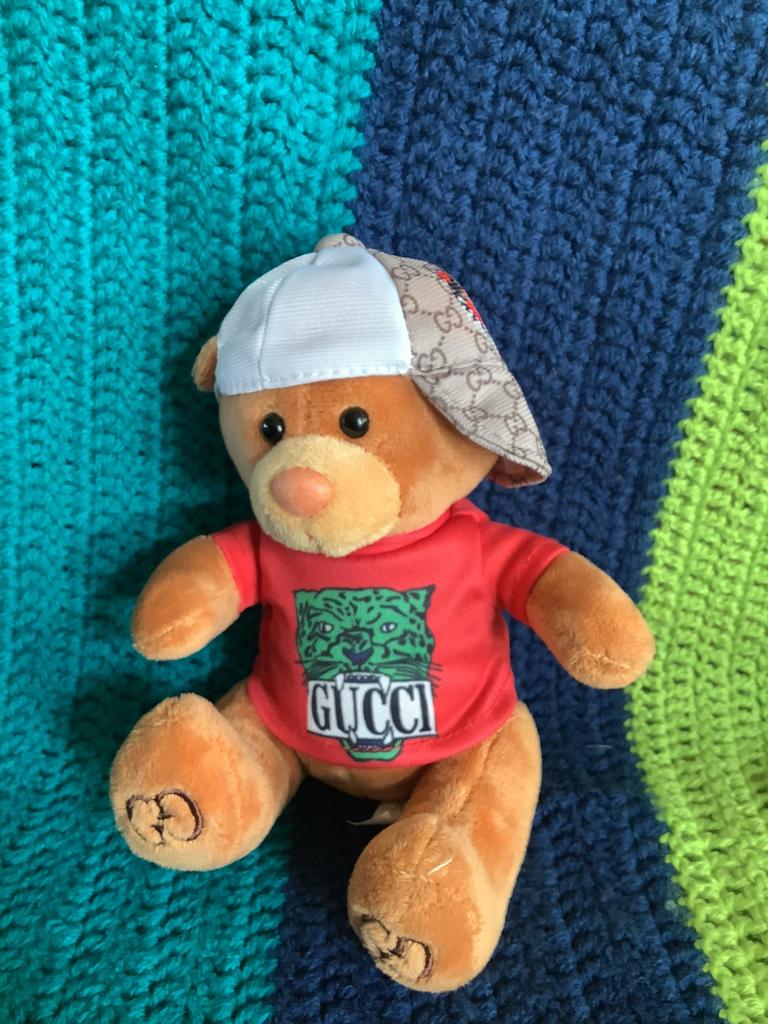 Klein Gucci beertje steun KIKA, Verzamelen, Beren en Cherished Teddies, Ophalen of Verzenden, Zo goed als nieuw, Stoffen beer