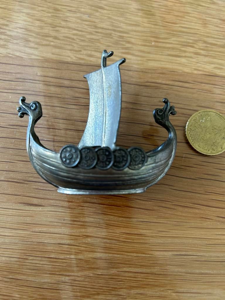 Miniatuur Noors vikingschip van tin, Antiek en Kunst, Antiek | Tin, Ophalen of Verzenden