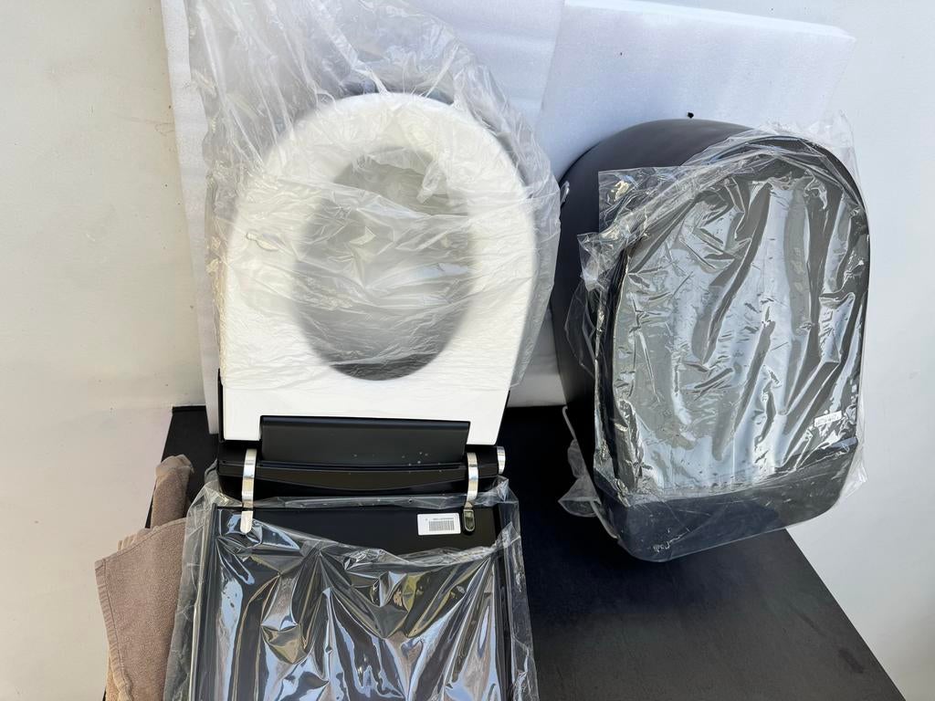 2x nieuwe smart wc's, mat zwart met witte binnenzijde, Ophalen, Nieuw, Toilet