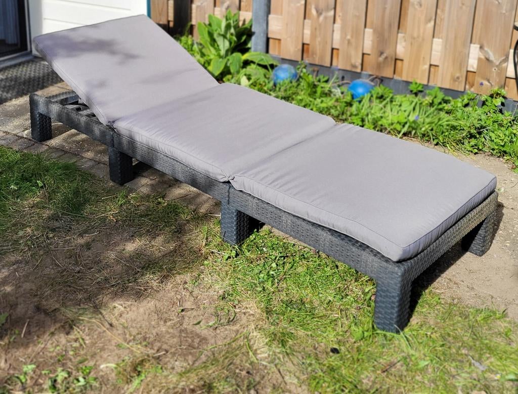 Allibert ligbed met kussen - Grijs wicker, Tuin en Terras, Ligbedden, Ophalen, Zo goed als nieuw, Wicker, Verstelbaar