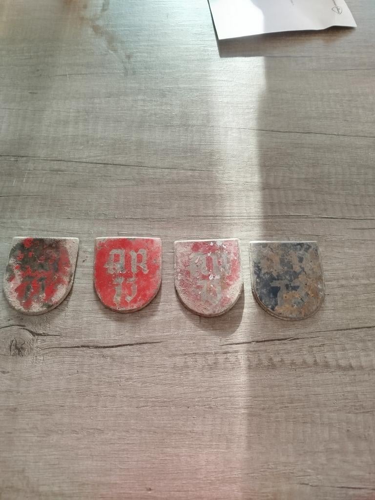 Zeldzame helm schildjes Erfurt wo2 duits artillerie, Verzamelen, Ophalen of Verzenden, Duitsland, Helm of Baret