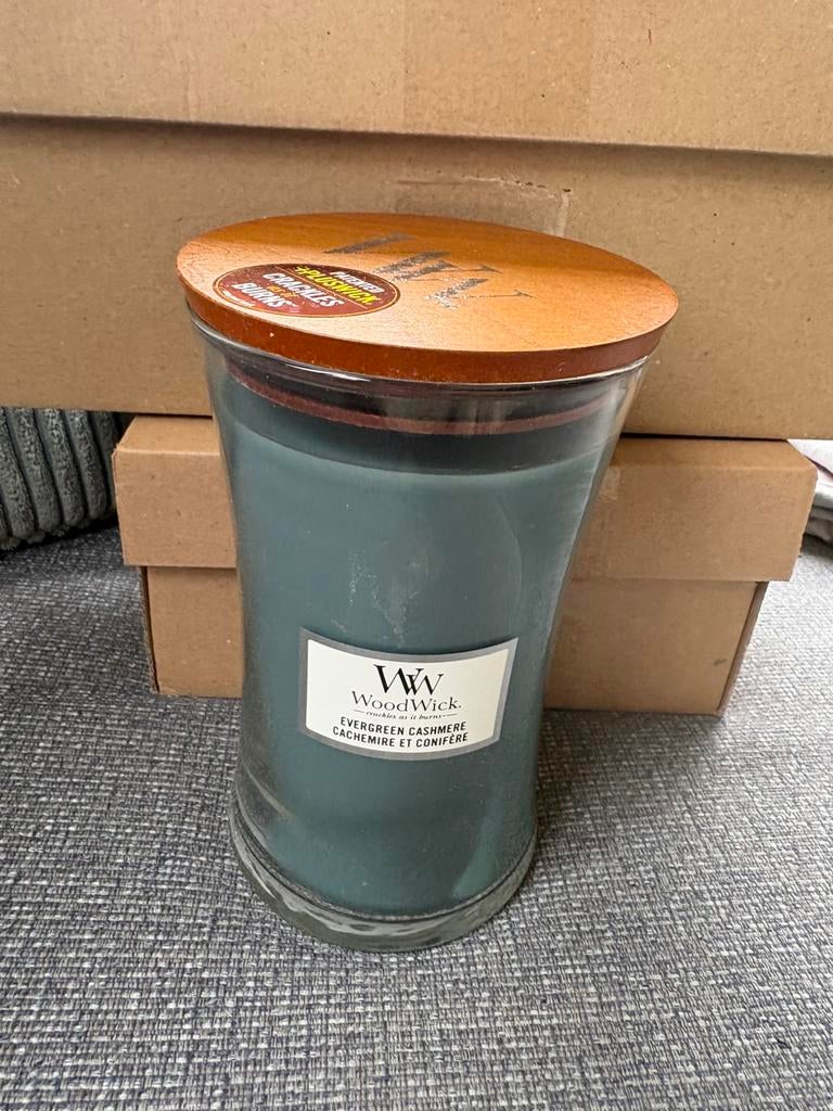 Nieuw, woodwick large kaars evergreen cashmere, Ophalen of Verzenden, Nieuw, Overige materialen, Minder dan 25 cm