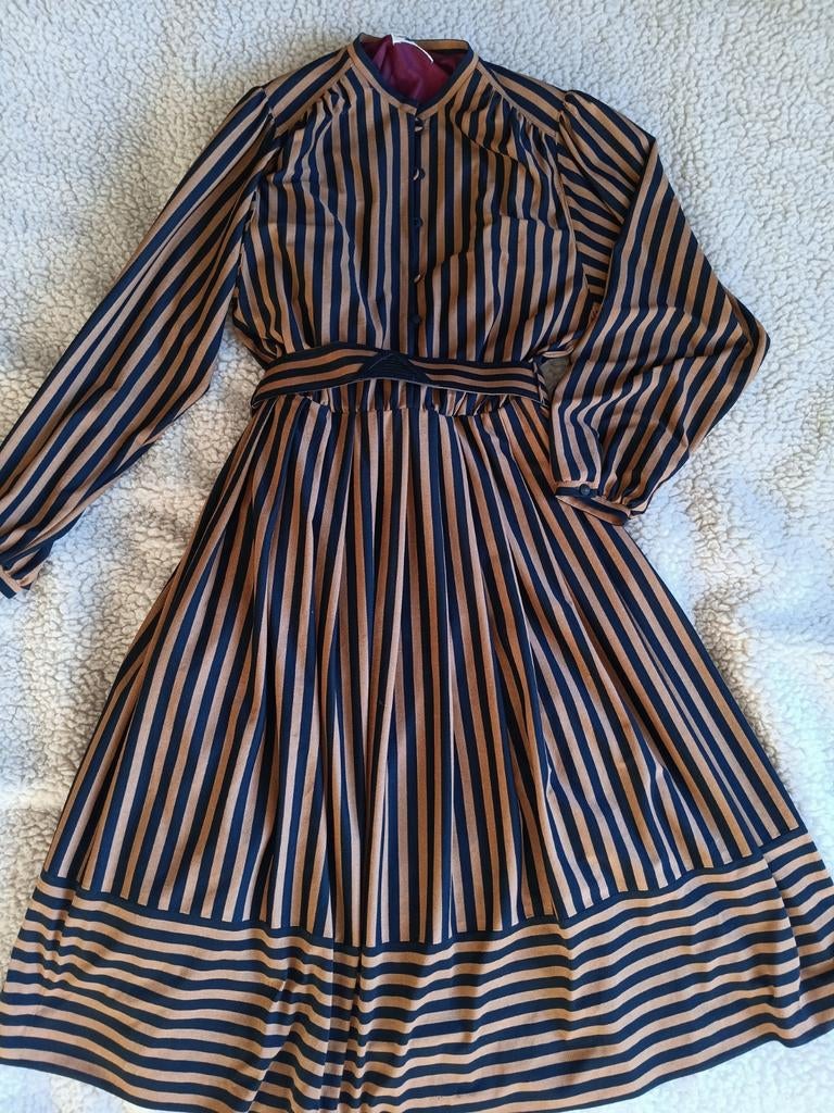 Elvi Couture jurkje, Ophalen of Verzenden, Zo goed als nieuw, Maat 38/40 (M), Bruin